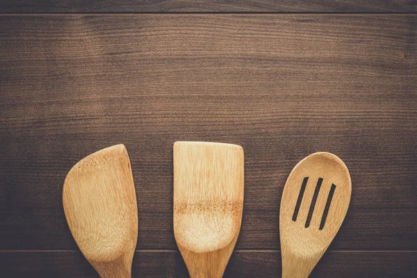 Cucchiai di legno sul tavolo — Foto Stock