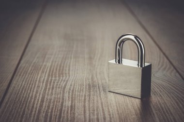 onay-kilit kahverengi ahşap masa