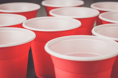 masada kırmızı plastik bardak