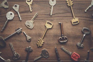 ahşap masa üzerinde birçok farklı anahtarlar