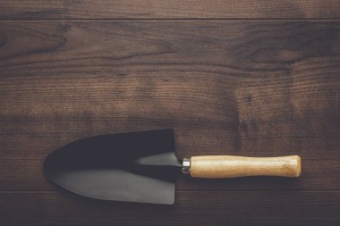 ahşap masa üzerinde siyah Bahçe küreği