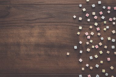 kahverengi ahşap masa üzerinde farklı renkli boncuklar