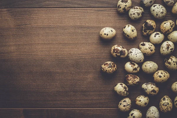 Huevos de codorniz en la mesa de madera marrón — Foto de Stock