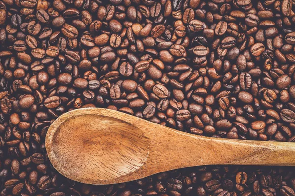 Granos de café y cuchara de madera — Foto de Stock