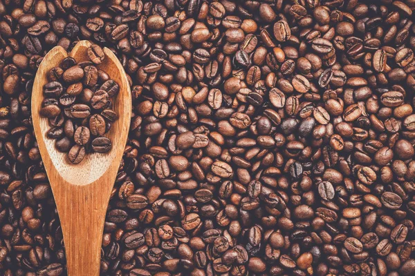 Granos de café y cuchara de madera — Foto de Stock