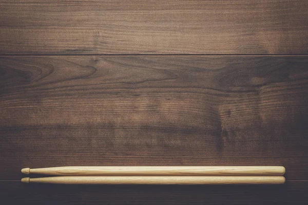 Trä trumpinnar på träbord — Stockfoto