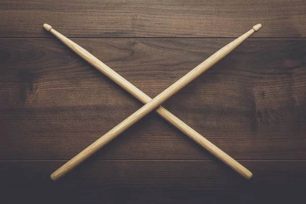 Palillos de madera cruzados en la mesa de madera —  Fotos de Stock