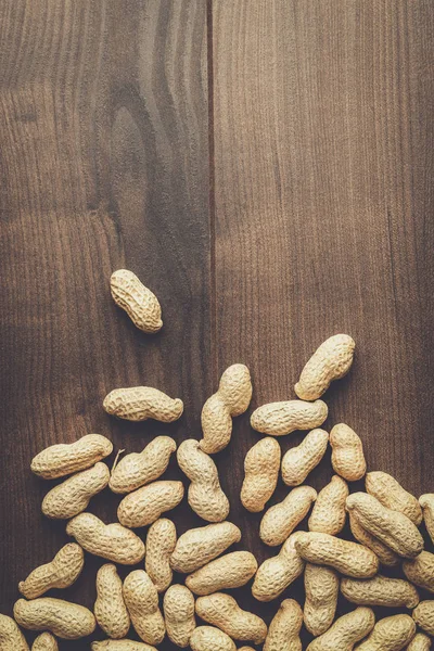 Cacahuètes sur fond en bois — Photo