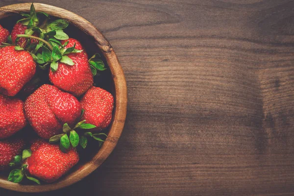 Erdbeeren auf dem Holztisch — Stockfoto
