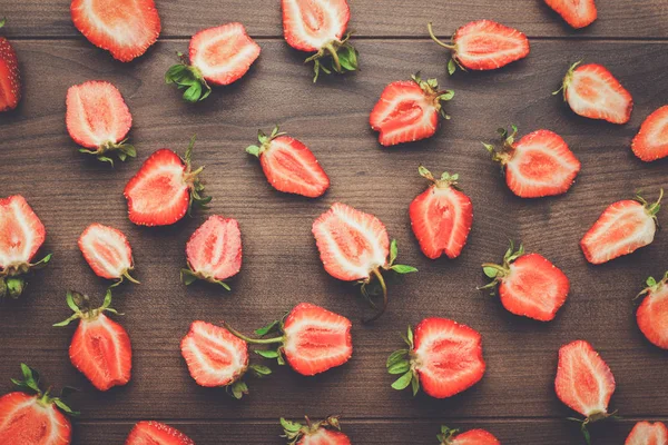 Aardbeien op de houten tafel — Stockfoto