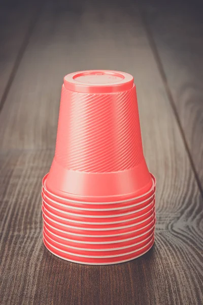 Stapel rode plastic bekers op de tafel — Stockfoto