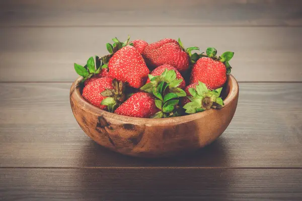 Aardbeien op de houten tafel — Stockfoto