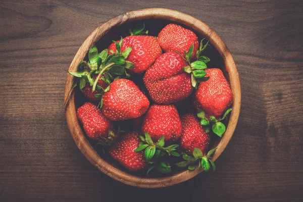 Erdbeeren auf dem Holztisch — Stockfoto