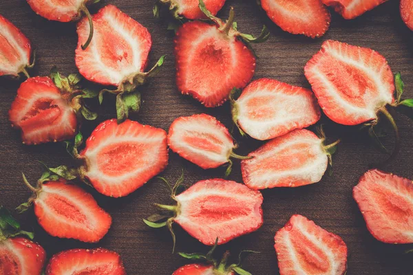 Erdbeeren auf dem Holztisch — Stockfoto