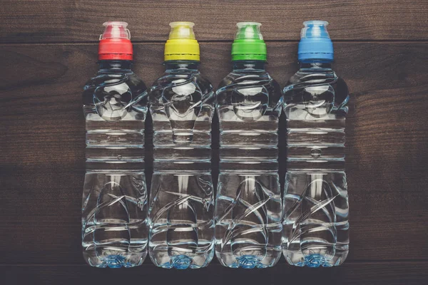 Botella de agua de plástico sobre la mesa —  Fotos de Stock