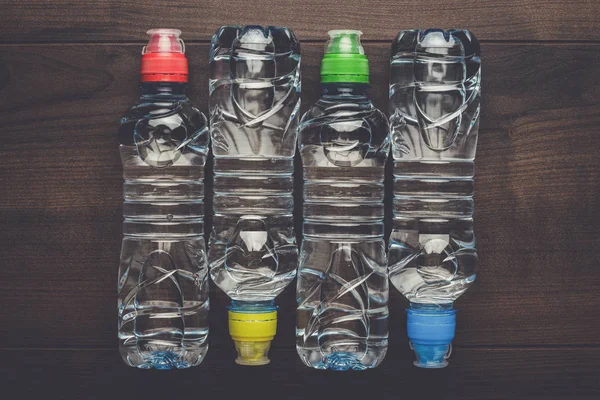 Masanın üzerinde plastik su şişesi — Stok fotoğraf