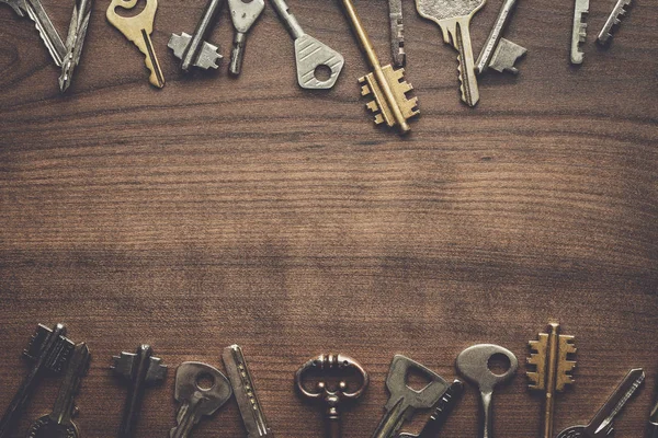 Mnoho různých klíčů na dřevěný stůl — Stock fotografie