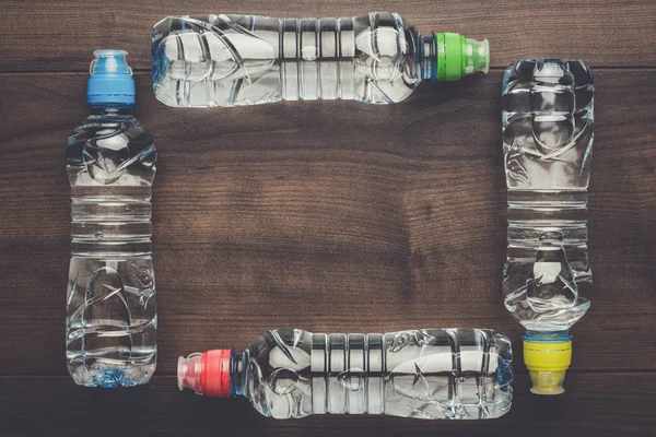 Masanın üzerinde plastik su şişesi — Stok fotoğraf