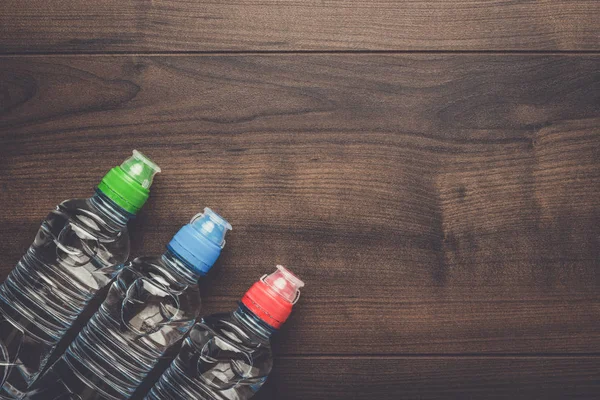 Botella de agua de plástico sobre la mesa — Foto de Stock