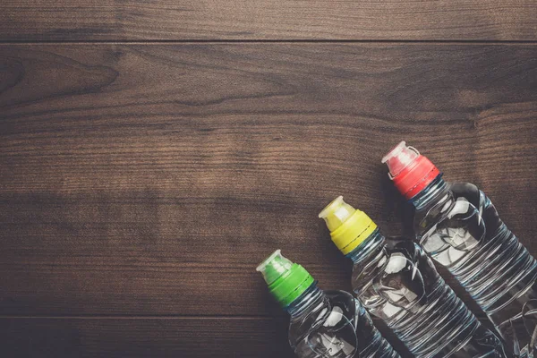 Botella de agua de plástico sobre la mesa — Foto de Stock