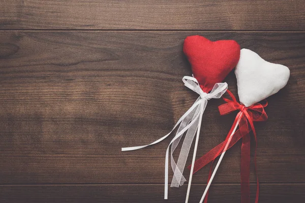Rosso e bianco peluche a forma di cuore su bastoncini — Foto Stock