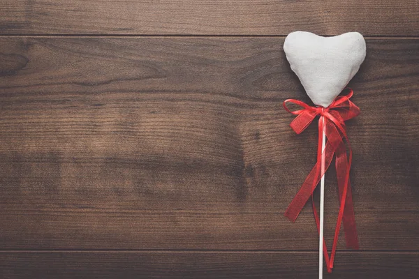 Forma de corazón de felpa blanca en palos — Foto de Stock