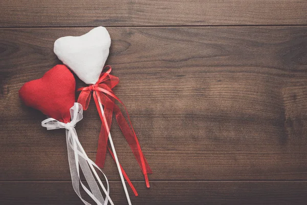 Formas de corazón de felpa roja y blanca en palos —  Fotos de Stock