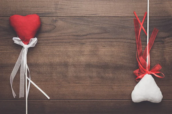 Kırmızı ve beyaz peluş kalp şekilleri sopa üzerinde — Stok fotoğraf
