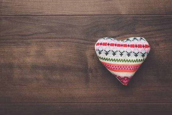 A forma di cuore peluche lavorato a maglia sul tavolo — Foto Stock