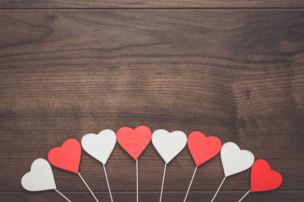Rode en witte hart shapes op stokken — Stockfoto