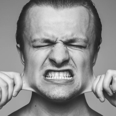 genç adam yanaklarını uzanan