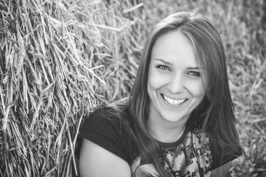 heystack oturan genç kız