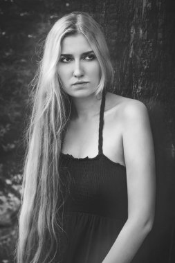 Yanık ağaç altında duran kadın