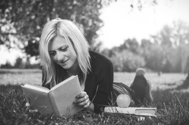 Öğrenci kız çim üzerinde okumak