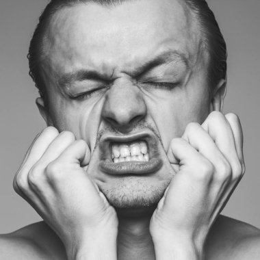 adamın yüzünü germe