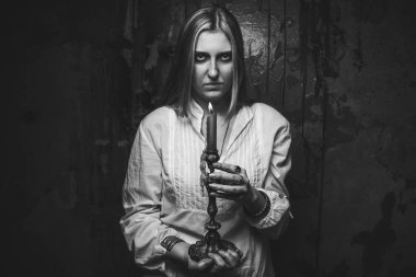 hayalet kız kırmızı kanlı zemin üzerinde mum ile