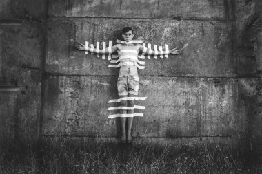 yapışkan bant ile duvara yapışabilir