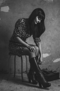 eski arka plan üzerinde güzel esmer kız portresi