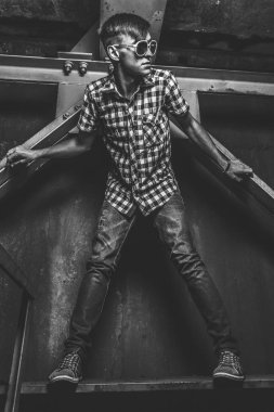 Endüstriyel arka plan üzerinde genç adam