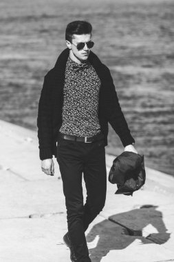 Güneş gözlüklü yakışıklı genç adam