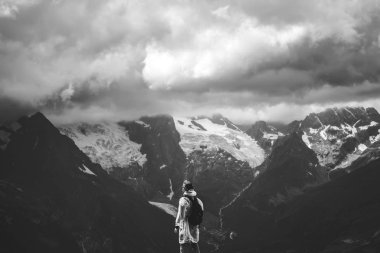 erkek traveller ve yaz dağ fırtınalı manzara