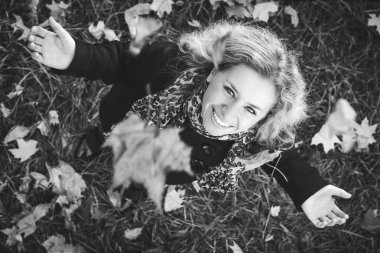 düşme ile ağaç altında kız yapraklar