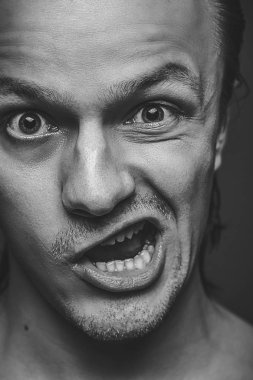 komik yüz ifadesi ile çılgın adam