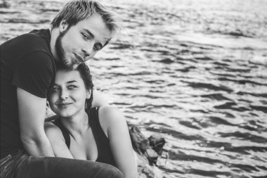 nehir kıyısında mutlu sevgi dolu Çift