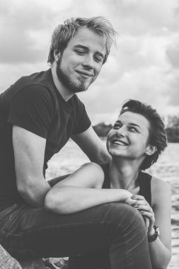 nehir kıyısında mutlu sevgi dolu Çift