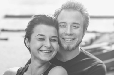 nehir kıyısında mutlu sevgi dolu Çift