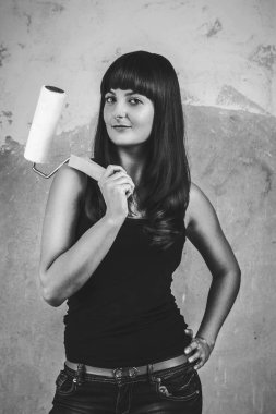 boya silindiri grunge arka plan üzerinde tutan kız