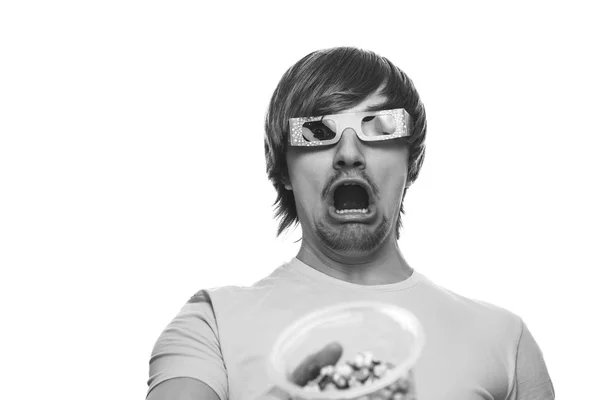 Человек в стерео очках с попкорном напуган — стоковое фото