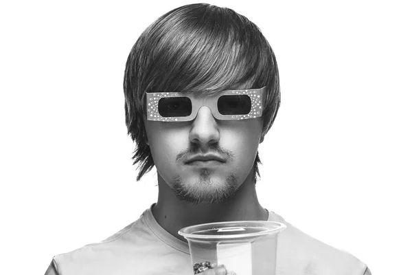 Homme en lunettes stéréo avec pop-corn — Photo