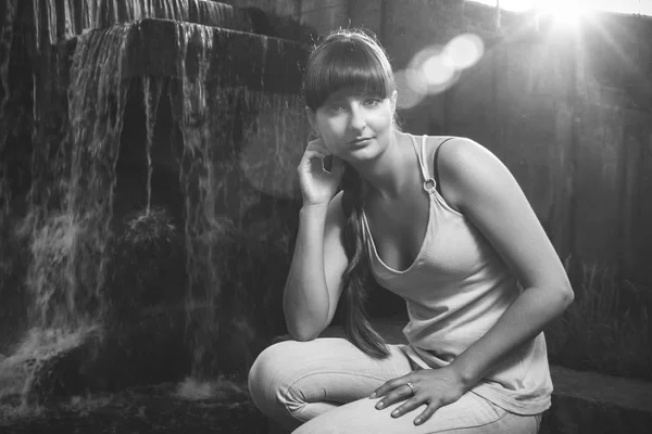 Jovem menina bonita perto de cachoeira — Fotografia de Stock